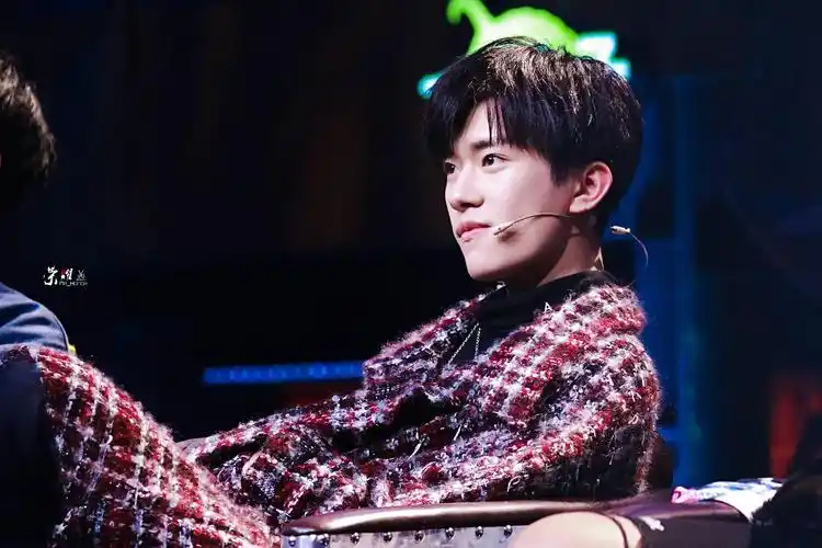 今晚易大佬即将上线,梨涡浅笑,完美侧颜|易烊千玺|大佬|上线_新浪新闻