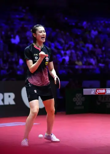 (丁宁系十九大党代表,全国青联委员,中国女子乒乓球队队长,奥运会冠军