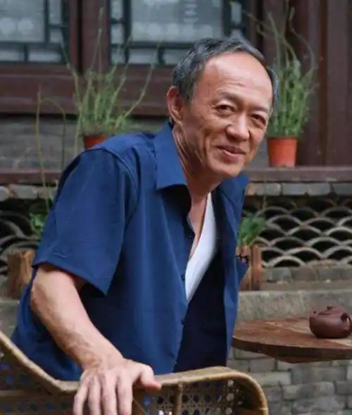 老戏骨金士杰:娶小25岁学生,60岁得龙凤胎,68岁还在打拼_年龄_时候