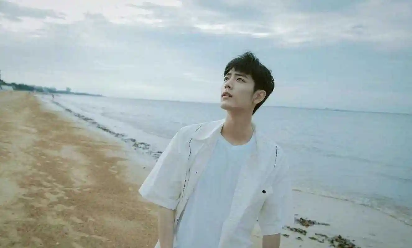 肖战海边写真大片!白衬衫清爽帅气,治愈笑容格外温柔,感受自然的美好.