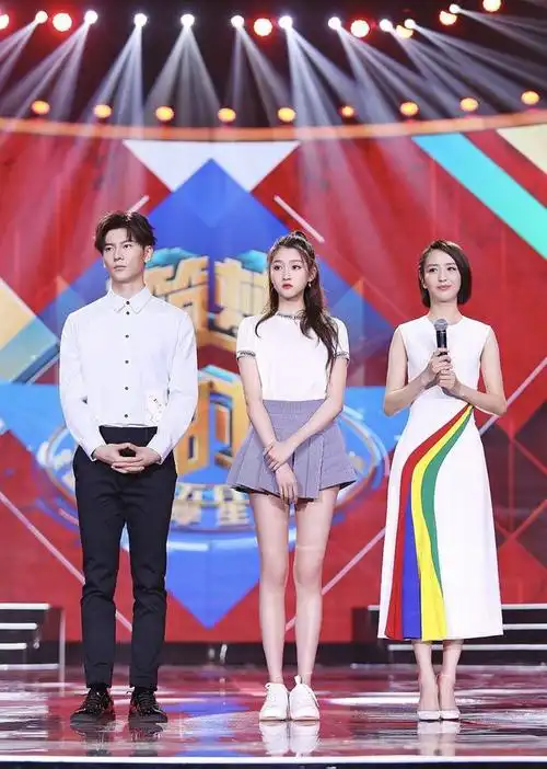 172的唐嫣和173关晓彤同穿短裙一眼看出少女腿跟大长腿的区别