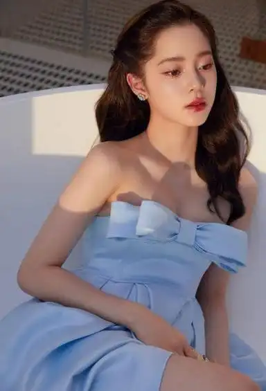 欧阳娜娜身着泳装大尺度照片现身热搜雪白酥胸一览无余