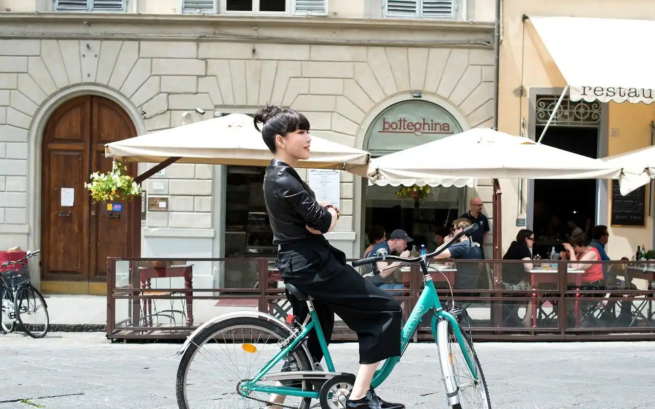 吴莫愁街拍高清桌面壁纸图片下载