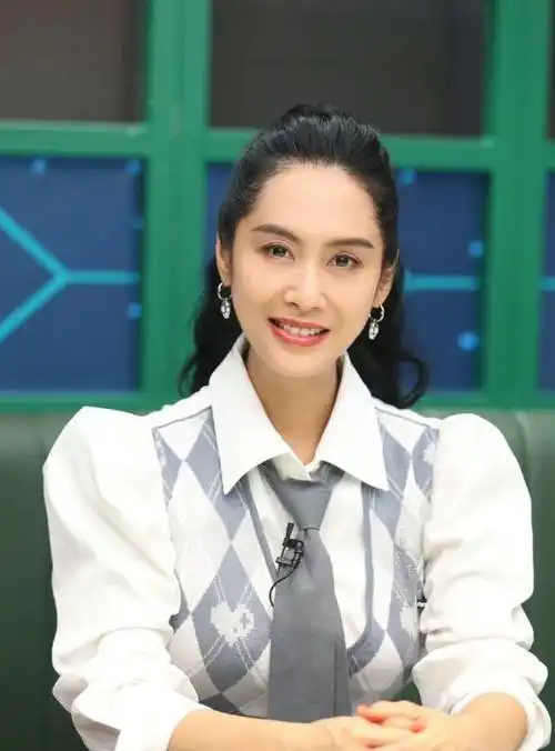 紫霞仙子朱茵路上被捕获51岁长这样素颜状态惊人