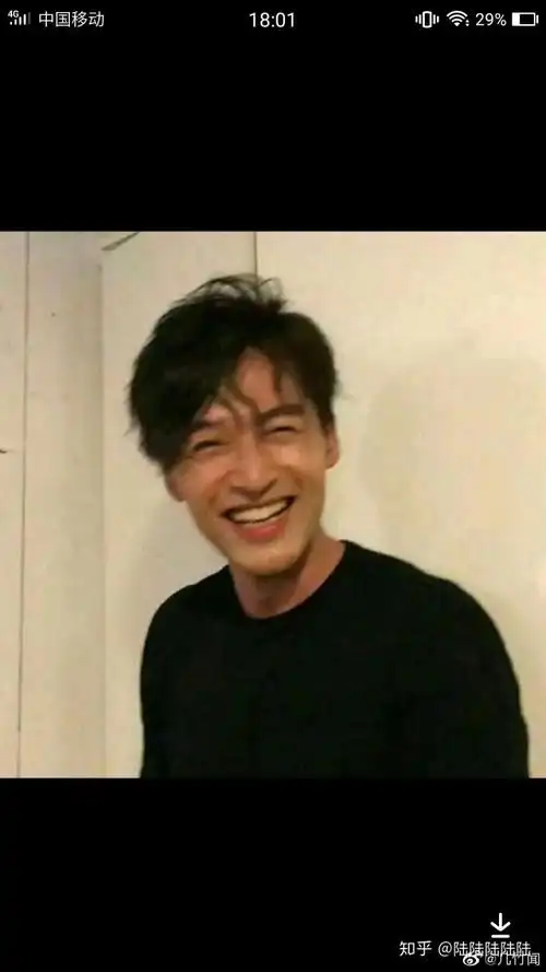 有没有人知道胡歌一张笑的很开心镜头很晃的照片吗