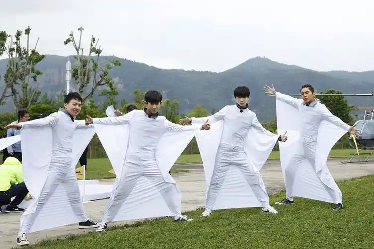 被直升机吹上天高能少年团王俊凯奇装异服化身蝙蝠侠