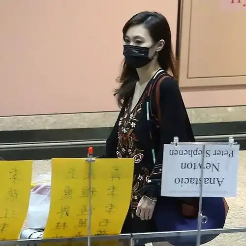 不过老婆虽然漂亮,也阻挡不了贺军翔闹桃色新闻的步伐.