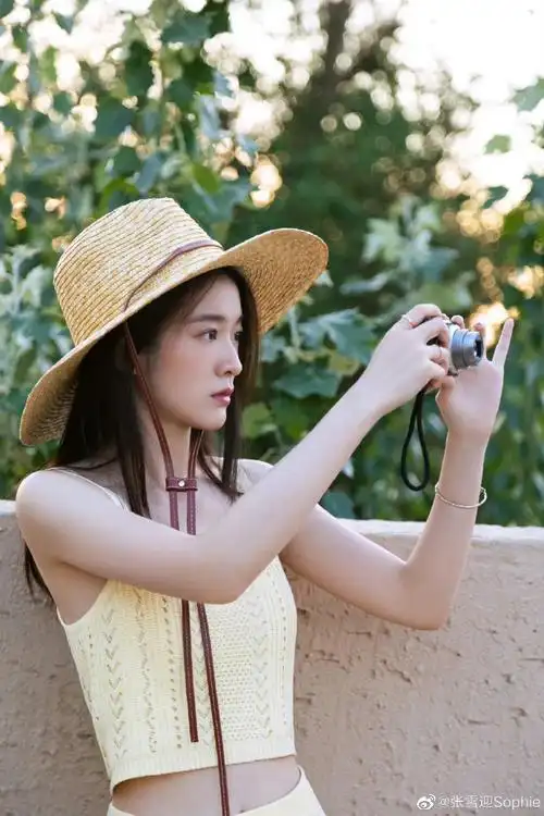 戴草帽的张雪迎##张雪迎戴草帽