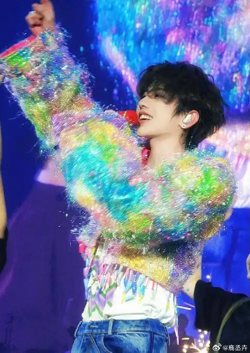 蔡徐坤超话#蔡徐坤顺毛侧颜##蔡徐坤范思哲全球品牌代言人##蔡徐坤