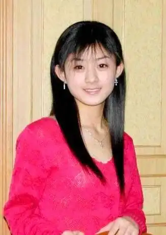 刚出道时的赵丽颖,画风充满乡土气息,丑成村姑