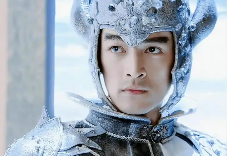 胡歌《仙剑奇侠三》中,胡歌饰演的战神飞蓬将军,一身戎装,威武帅气