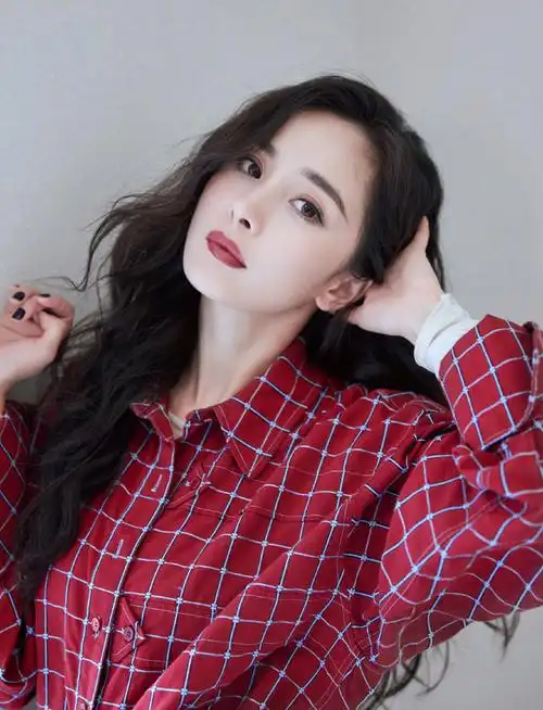 杨幂72格子衫性感写真