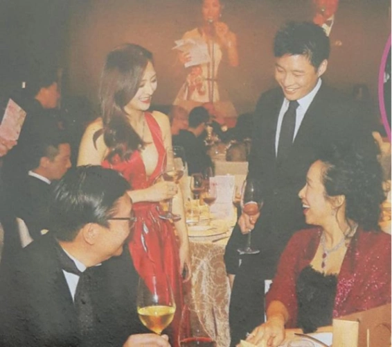 霍震霆前妻朱玲玲带现任丈夫出席活动与儿子霍启山合影