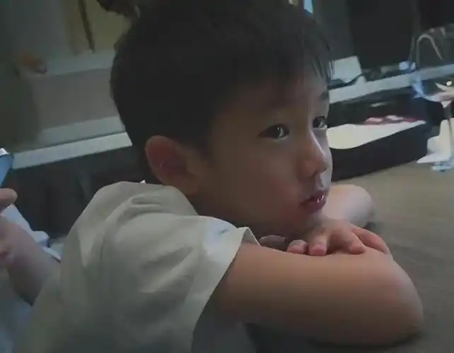 黄磊儿子近况曝光坐飞机很淡定比较黏爸爸没学俩姐姐跟孙莉