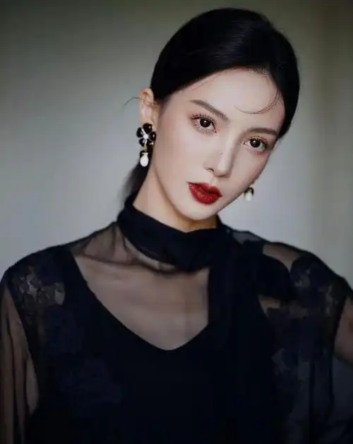 出道似整容!天庭饱满地阁方圆的金晨,原来12年前和现在判若两人