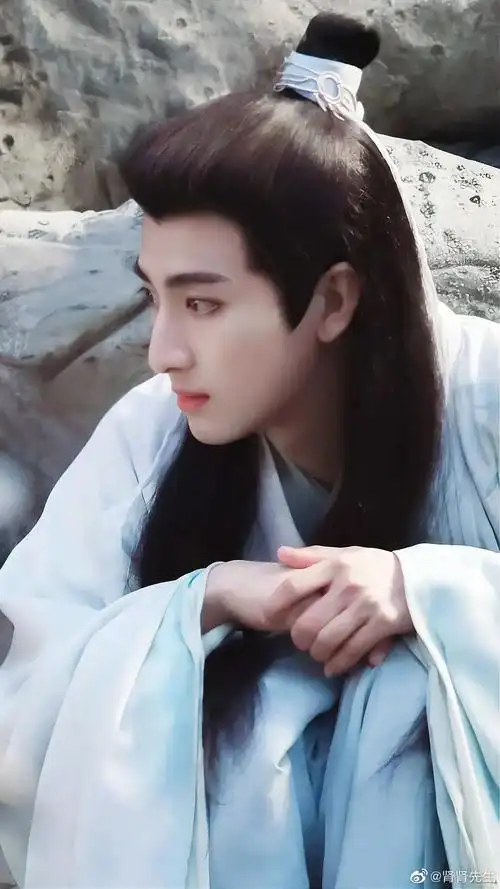 刘昱晗的吗,终极笔记里演小花的演员,刷到他的路透还挺有感觉,他古装