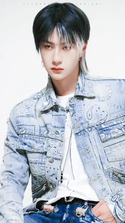 王一博梦幻风蓝白挑染造型