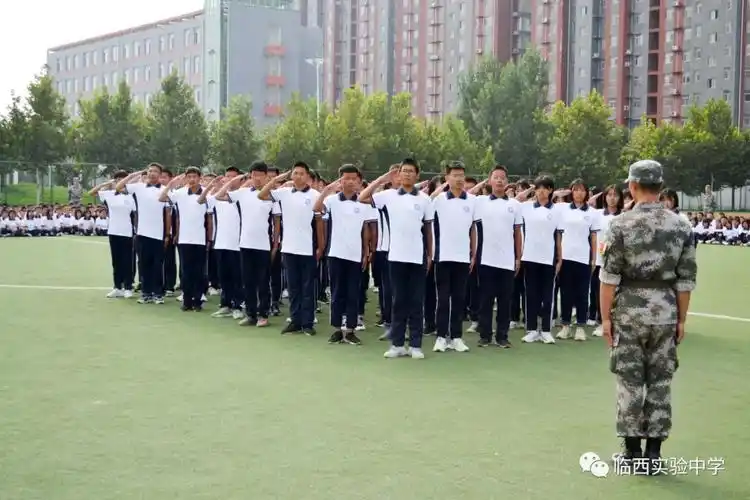 临西实验中学举行军训汇演