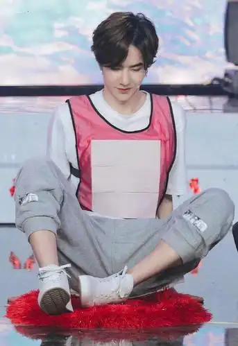 王一博:这位小哥哥一定是吃可爱多长大的!嘴唇微张就超奶