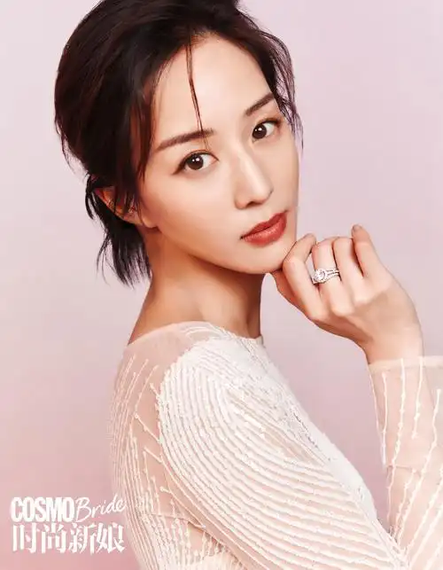 张钧甯最新时尚封面大片 优雅摩登营造冬日浪漫