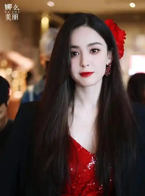 古力娜扎真是天生尤物红色亮片裙披个长外套款款走来美疯