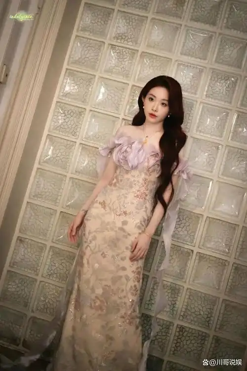 喻言春日绽放白色抹胸印花鱼尾裙演绎明艳女神范