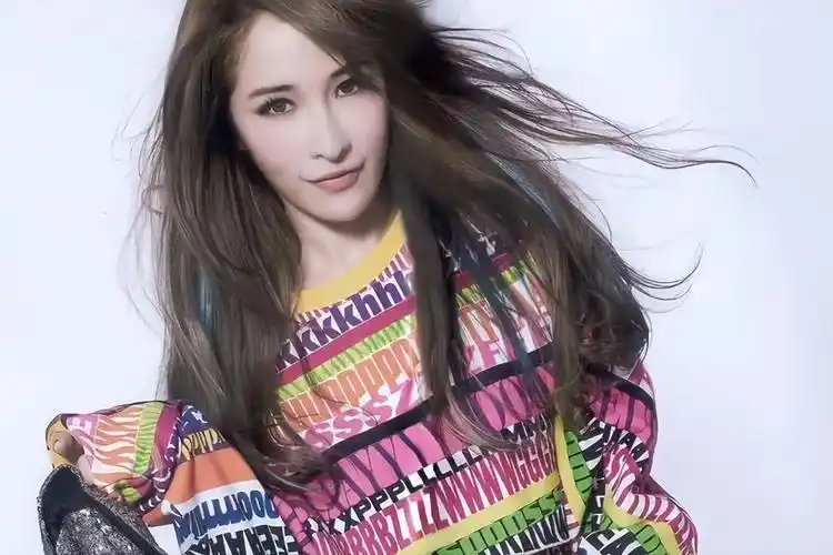 原创脱相到认不出交往15任小鲜肉44岁的萧亚轩现在看起来又老又虚