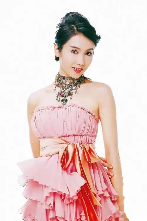 黎姿42岁生日写真曝光,这身材太完美了,这颜值让人惊叹不已,这谁顶得