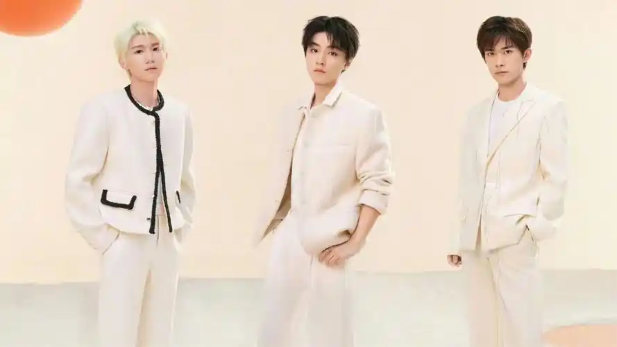 tfboys最新写真花絮曝光!拍摄场地一致却无同框,网曝合体无互动