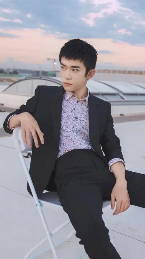 易烊千玺宝马新生代代言人##易烊千玺平头