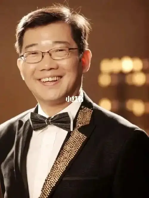 挺暴露年龄的越看杨迪越觉得有点像大兵,充满着智慧和幽默的小眼睛挺