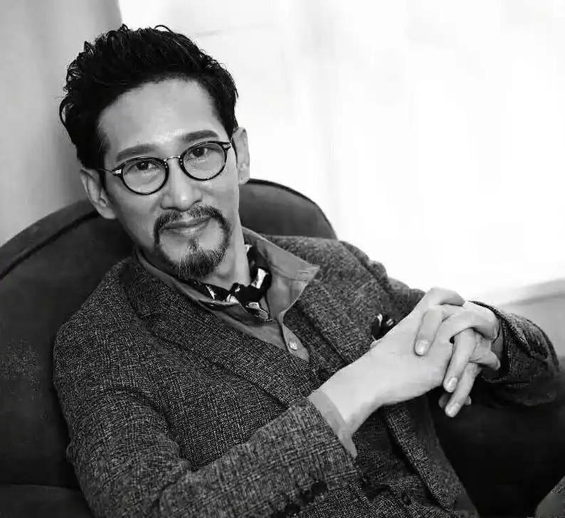 近日,不少网友发现,一旦使用王劲松的照片作为社交媒体头像,就会实浇