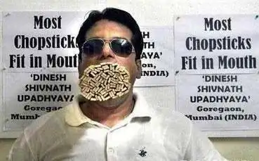 女子拥有世界上最小的嘴巴连根火腿肠都塞不进去网友樱桃小嘴