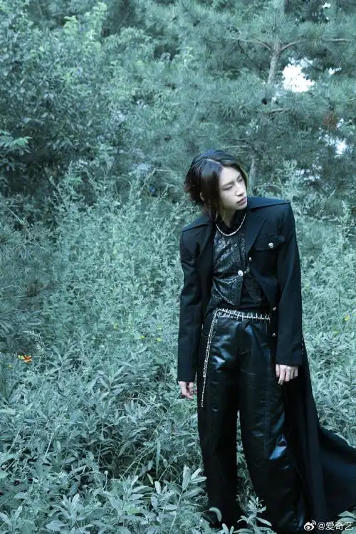 小鬼成都演唱会森系氛围感写真##小鬼演唱会预热暗黑风衣造型