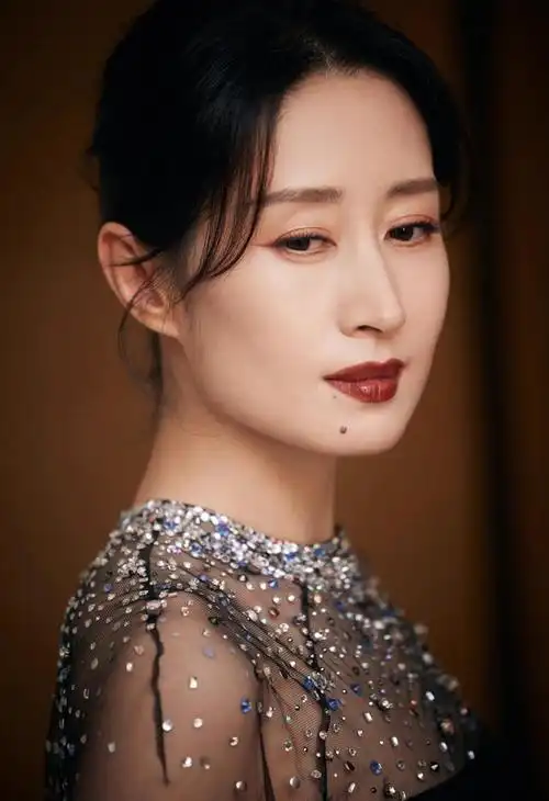 刘敏涛亮相微博视界大会,一袭薄纱斗篷黑裙,美得优雅大气!