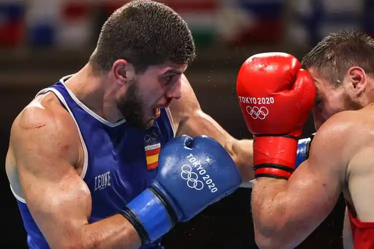 拳击—— 男子75-81公斤级四分之一决赛:一拳致胜