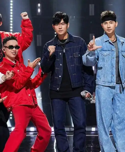 周杰伦刘畊宏录制《说唱》,身材瘦了不少,与欧阳靖gai同台合照