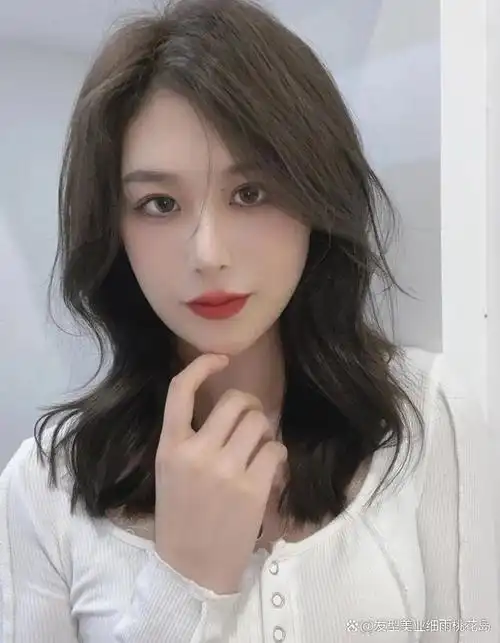 2023年最美最显年轻的锁骨发卷发,这款发型最主要是减龄修脸,适合圆脸