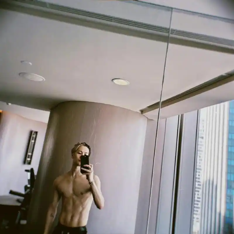 近期,王嘉尔对镜晒腹肌照,这是我们可以看的吗[awsl][awsl]#娱乐