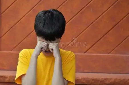 流眼泪的男孩照片