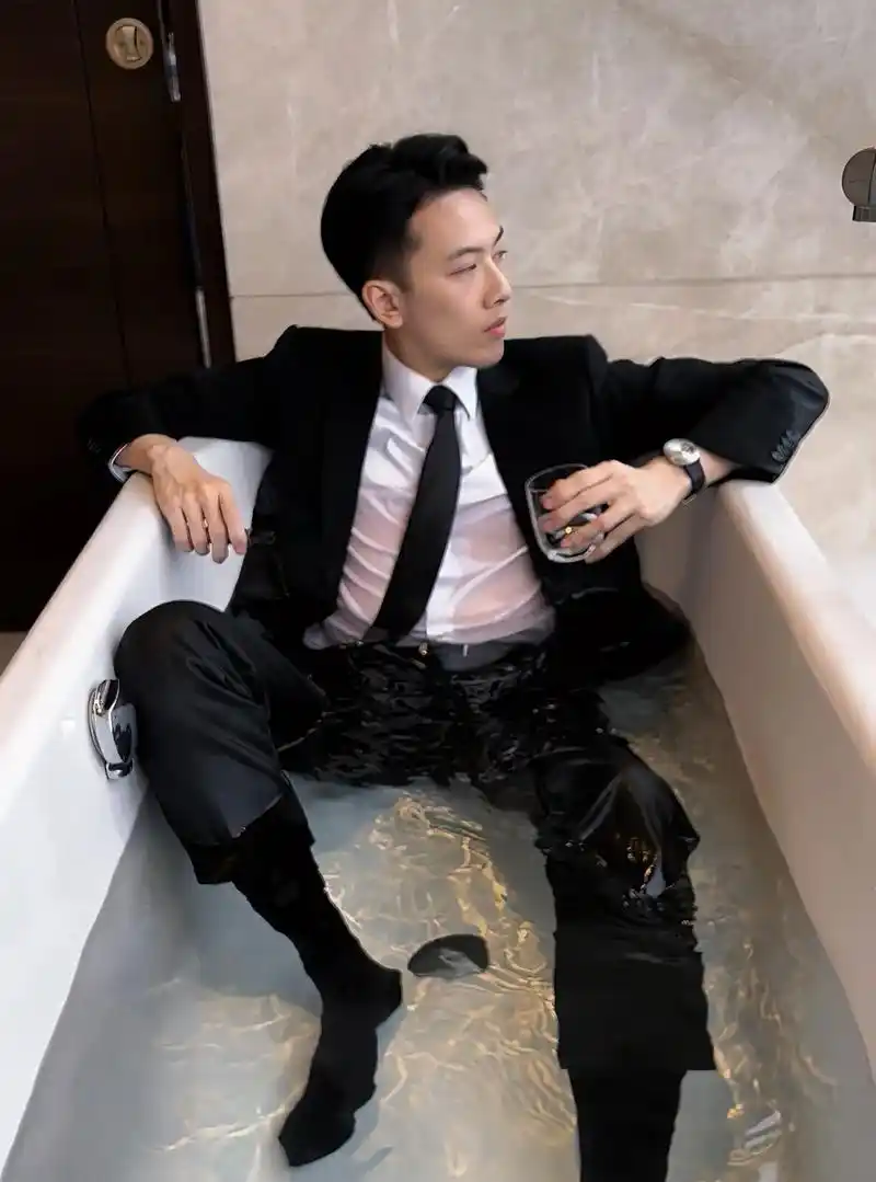 梅尔罗斯的黑西装.#正装皮鞋 #正装男 #西装控 - 抖音