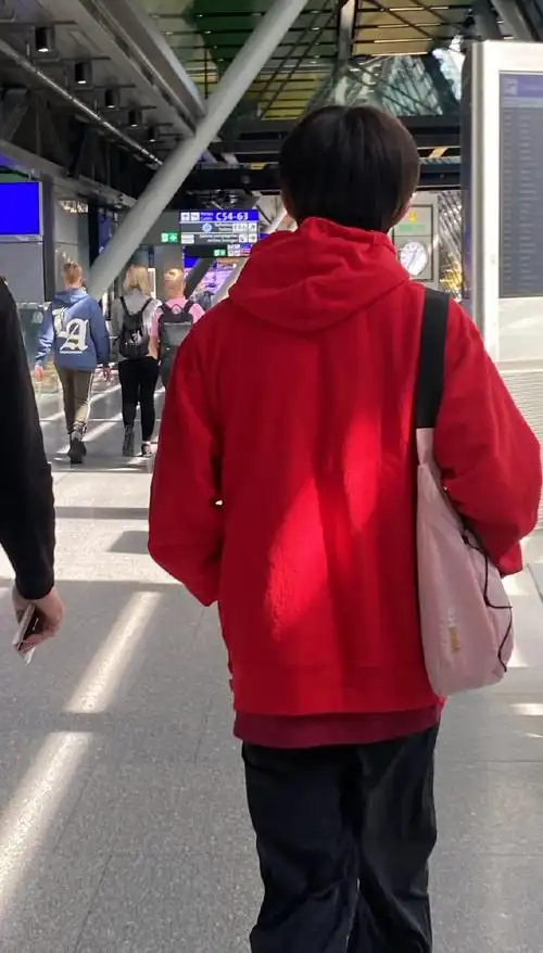 易烊千玺皮衣街拍##易烊千玺穿白大褂制表