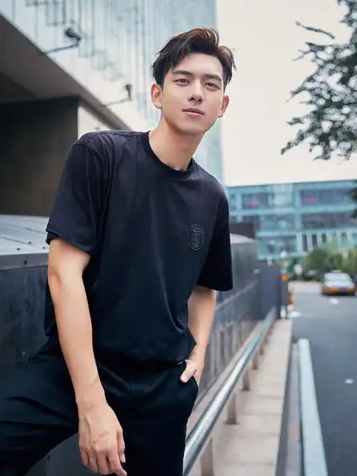 李现黑衣休闲现
