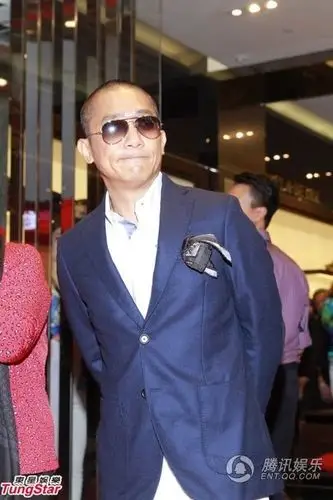 主题:梁朝伟返港帅气捞金 平头造型抢镜十足!