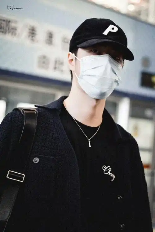 王一博洛杉矶探店路透来啦~休闲穿搭也好时尚,是口罩都挡不住的帅气唉