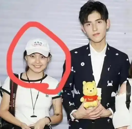 从陈飞宇到谭咏麟,面对女粉的投怀送抱,这6位男明星都没把持住