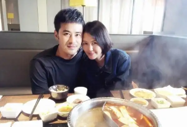 谭维维男友晒二人亲密合影 公开秀恩爱