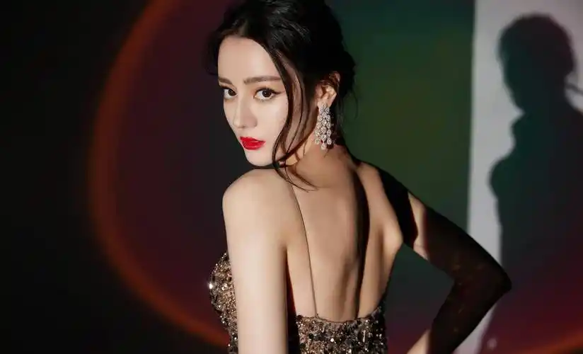 迪丽热巴时尚写真图身穿金光闪闪的深v镀金长裙,雍容华贵_身材_气质