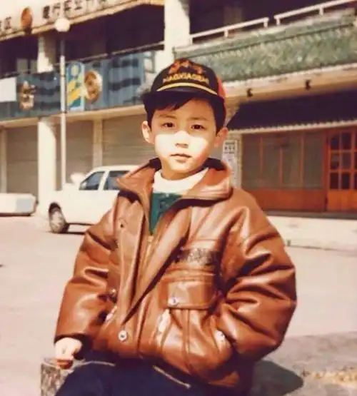 上面说到黄景瑜晒出的自己小时候的照片就是上面这张,小棒球帽加棕色