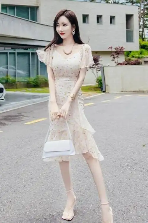 浅杏色的雪纺连衣裙皮肤显得超白温柔可人的仙女裙